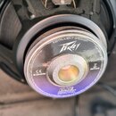 Zadní strana černého reproduktoru s kovovým magnetem. Na štítku je uvedeno "INSTRUMENT SPEAKER", logo "Fender", nápis "BLUE MARVEL" a hodnota "8 OHMS…