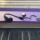 Černý kabel s konektory na obou koncích. Na levé straně je kulatý vícepinový konektor, v prostředku se nachází 3,5mm jack a na pravé straně je USB ko…