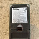Fotografie zachycuje zadní stranu efekt pedálu s černým povrchem. Na štítku je logo Ibanez, nápisy Compliant with RoHS Directive, AC ADAPTER DC9V a o…