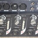 Fotografie zobrazuje dvě rackové jednotky umístěné nad sebou. Horní zařízení je audio rozhraní s nápisem TASCAM US-1641 16x4 96k/24-bit USB 2.0 Audio…