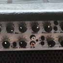 Černý akustický kombozesilovač s bílým ovládacím panelem. V pravém horním rohu je nápis A1 Acoustic AMPLIFIER a vpravo dole vypínač s označením Power…