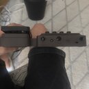 Fotografie zachycuje zadní stranu hnědého elektronického zařízení s několika konektory. Jsou zde viditelné porty s nápisy INPUT, OUTPUT a USB, u kter…