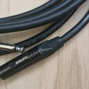 Černý instrumentální kabel s jack konektorem. Na černém plastovém krytu konektoru je bílý nápis eKLOTZ. Na povrchu kabelu je bílý text GY107 Low Capa…