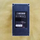 Fotografie zachycuje spodní stranu efekt pedálu v šedé barvě. Na černém štítku je bílé logo BOSS a nápisy CAN ICES-003(B)/NMB-003(B), UK CA, CE, FC a…