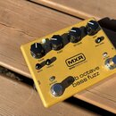 Zlatý efekt pedál s nápisy MXR, BASS INNOVATIONS a sub octave bass fuzz. Na horní straně jsou čtyři černé otočné knoflíky s popisky GAIN, FUZZ, OCTAV…