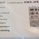Fotografie zachycuje obal uživatelského manuálu k efektu s nápisy BOSS HYBRID DRIVE OD-200. Na obalu je zobrazen obrázek šedého pedálu s ovládacími k…