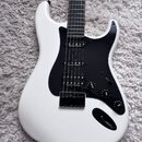 Bílá elektrická kytara s černým pickguardem a černými plastovými díly. Na všech třech snímačích je bílý nápis Seymour Duncan. Kytara má jeden oválkov…