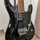 Černá elektrická kytara s lesklým povrchem a hnedým hmatníkem. Na obou snímačích je viditelný nápis ESP a na mostku nápis Floyd Rose. Nástroj je vyba…