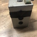 Kovové š 회é zařízení s dvěma zásuvkami. Na horní části je umístěn vypínač a nápis T8.0A, nad zásuvkami je text 1600 Watt. Povrch krabice vykazuje zná…