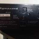 Zadní strana černého elektronického zařízení s nápisem Dynacord a označením MV 20 T. Na bílém štítku je uvedeno Nr. 256, číslo 11828 a údaje o spotře…
