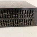 Černý rackový patchbay s dvěma řadami vertikálních slotů pro zapojení kabelů. Na pravé straně jsou vidět nápisy "CH A" a "CH B". Povrch je matně čern…