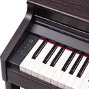 Detail digitálního pianina v tmavě hnědém dřevěném provedení. Vidět je část klávesnice s bílými a černými klávesami a ovládací panel s tlačítky a kon…