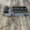 Černý kytarový multifekt Boss ME-80 COSM s výrazným bílým nápisem BOSS ME-80 COSM na přední straně. Zařízení obsahuje několik ovládacích knoflíků, če…