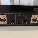 Detail zadní strany černého elektronického zařízení s konektory. Jsou zde vidět dva female XLR vstupy s nápisy „CH A“ a „CH B“, u kterých je uveden v…