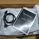 V kartonové krabici s polystyrenovými vložkami je černý napájecí kabel a uživatelská příručka. Na obálce příručky je bílý nápis HEADRUSH PEDALBOARD a…