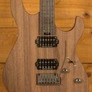 Elektrická kytara s hnědým dřevěným povrchem a tmavým hmatníkem. Nástroj je vybaven dvěma humbuckery s nápisy Seymour Duncan a chromovaným mostem s t…