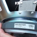 Detail zadní části reproduktoru s kovovým rámem stříbrné barvy. Na černém magnetu je bílá nálepka s nápisy CELESTION, T3760A, G12T-75 16ohm 50 MJ22,…