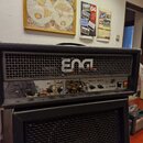 Kytarový kombozesilovač značky ENGL v černé barvě s mřížkou v přední části. Na ovládacím panelu jsou nápisy Input, Gain, Bass, Middle, Treble, Master…