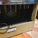 Záběr na zadní část kytarového komba s viditelnými elektronkami. Na horním panelu je nápis DESIGNED AND BUILT IN THE U.S.A. BY PEAVEY ELECTRONICS COR…