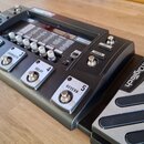 Černý efektový pedál s kovovými prvky a stříbrnou pedalboardovou částí. Na přístroji jsou nápisy Digitech, INTEGRATED EFFECT SWITCHING SYSTEM a pět o…