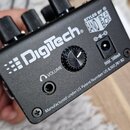 Černý efekt pedál s nápisy DigiTech a STYLES BY BAND IN A BOX. Na horní straně jsou čtyři černé ovládací knoflíky a jeden menší knoflík s nápisem VOL…