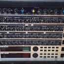 V černém transportním kufru je osazeno několik rackových zařízení značky behringer. Horní jednotka nese nápis Master L / R, CHANNEL ONE, CHANNEL TWO…