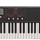 Černý klávesový syntetizátor s bílými a černými klávesami. Na levé straně horního panelu je nápis biofeld SYNTHESIZER a vpravo logo waldorf. Přístroj…