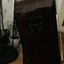 Detailní pohled na bok tmavě hnědé akustické kytary s lakovaným povrchem. V těle je osazený černý ovládací panel s nápisy Fender, BATT., TUNER, VOLUM…