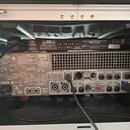 Zadní panel kytarového komba v černé barvě. Na horní části je nápis Fender a sériové číslo 006643. Spodní část tvoří kovový panel s ovládacími prvky,…