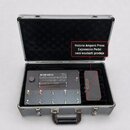 V otevřeném hliníkovém kufru s černým vnitřním polstrováním se nachází šedý kytarový efektový pedalboard a expresní pedál. Na horní části přístroje j…