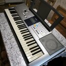 Stříbrný digitální klavír s černobílými klávesami a integrovaným reproduktorem v pravé části. Na ovládacím panelu je viditelné logo YAMAHA a displej.…
