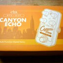 Krabice s oranžovým povrchem, na které je zobrazen nápis ehx, NYC • DSP a CANYON ECHO. V dolní části je text Multi-Function Digital Delay a vpravo je…