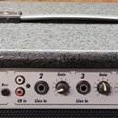 Černý klavírní kombozesilovač s texturovaným povrchem a plastovou rukojetí. Na ovládacím panelu je nápis CK80 a Keyboard Amplifier. Panel obsahuje tř…