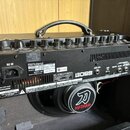Zadní strana černého kytarového komba s rukojetí. Na štítku jsou uvedeny značky Roland a BOSS, model KTN50 2EX, sériové číslo A3P1057 a nápis MADE IN…