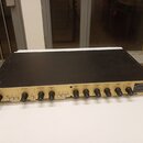 Zlatavý rackový procesor s černým horním krytem. Na levém okraku je nápis Track One a v pravém horním rohu logo spl. Přední panel obsahuje řadu otočn…