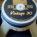 Fotografie znázorňuje zadní část reproduktoru v kartonové krabici. Na horním krytu je černý štít s nápisy CELESTION LOUDSPEAKERS, G12, Vintage 30 a C…