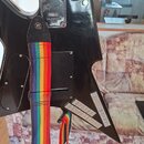 Zadní strana černé elektrické kytary s dřevěným hnedým krkem. Na kovovédesce u spojení krku s tělem je logo "Gibson" a nápisy "161031", "LA, Californ…