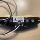 Černý snímač k elektrické kytáře s pěti viditelnými kovovými póly. Na horní straně je bílá nálepka s nápisy NECK, FLEOR a logy FC, RoHS a CE. V místě…