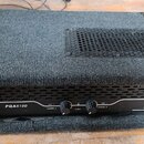 Šedý výkonový zesilovač v textilním potahu s kovovými rohy. Na předním černém panelu je nápis PQA5100, logo PYLE a text 5100 WATTS PROFESSIONAL POWER…
