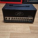 Černý kytarový kombozesilovač s texturovaným povrchem a mřížkou. Na mřížce je viditelné logo Peavey a nápis 6505 MH. Ovládací panel obsahuje několik…