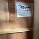 Fotografie zachycuje vnitřní dřevěnou část těla akustické kytary s přilepeným bílým štítkem. Na štítku je uveden nápis Takamine, G SERIES a MODEL G22…