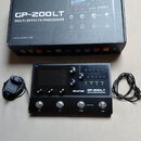 Černý multi-efektový procesor s nápisy VALETON GP-200LT MULTI-EFFECTS PROCESSOR. Zařízení má displej, několik ovládacích knofíků a čtyři spodní spína…