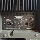 Zadní panel černého aktivního reproduktoru značky MACKIE, model SRM450. Na panelu jsou nápisy ACTIVE SOUND REINFORCEMENT SYSTEM, DESIGNED BY MACKIE I…