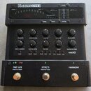 Černý procesor vokálních efektů s nápisem VOCALIST LIVE 3. Zařízení obsahuje několik otočných potenciometrů s popisky WARMTH, COMPRESSOR, LOW EQ, HIG…