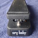Černý kytarový wah-pedál s žebrovaným šlapadlem. Na přední straně je viditelný bílý nápis cry baby. Povrch pedálu vykazuje drobné známky opotřebení a…