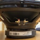 Černý reproduktor s kovovým rámem a dvěma připojovacími svorkami. Na spodní části je bílá nálepka s nápisy FANE, WWW.FANE-INTERNATIONAL.COM, SOVEREIG…