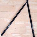Dvě černé bubenícké paličky položené křížem na světlém dřevěném povrchu. Na obou paličkách je bílý nápis „ONIIX DRUMSTICKS“, označení „5A“ a text „US…