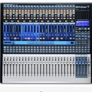 Digitální mixážní pult PreSonus StudioLive 24.4.2 v černé barvě s bílým spodním panelem. Na horním levém rohu je nápis STUDIOLIVE 24.4.2 a vpravo náp…