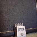 Stříbrný efekt pedál s nápisy THE JACKHAMMER a JH-1. Ve spodní části je vyražené logo Marshall. Pedál má čtyři ovládací knoflíky a jeden spínací tlač…