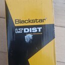 Žlutá a černá papírová krabice s nápisy. Na horní části je logo Blackstar® a pod ním označení LT DIST CLASSIC DISTORTION. V dolní části je text the s…